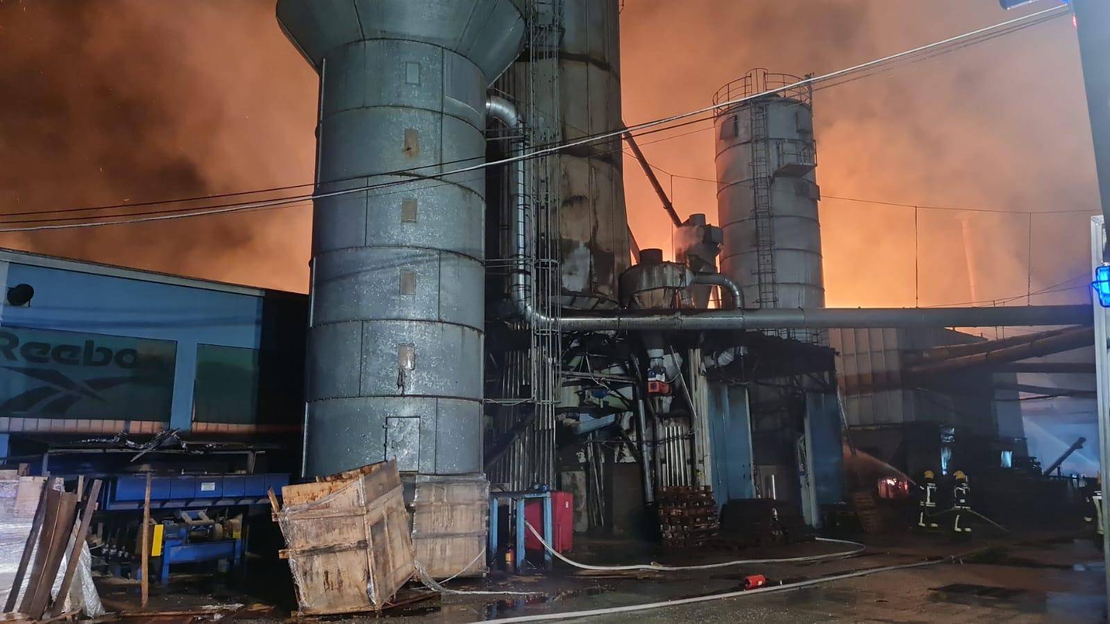 Detalji buktinje kod Mraclina: Uz požar izbila i eksplozija u tvornici, radnik (51) ozlijeđen