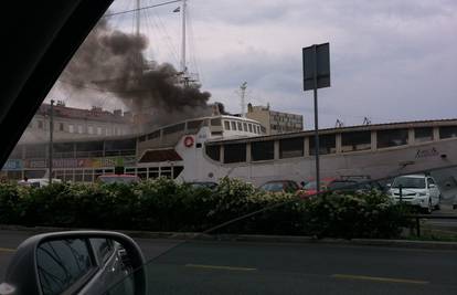 Izbio požar na palubi broda, zapalio se lonac na štednjaku
