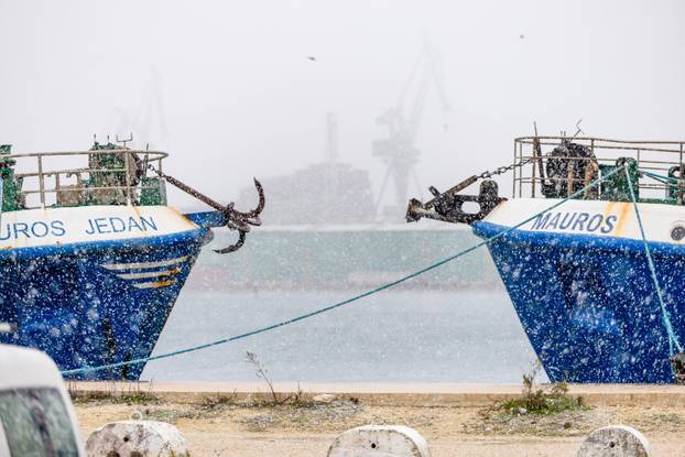 U Puli od ranog jutra pada gusti snijeg