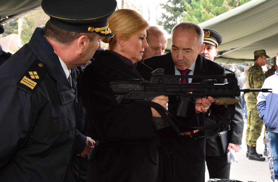 U Požegi su prisegnuli ročnici, a predsjednica isprobala puške