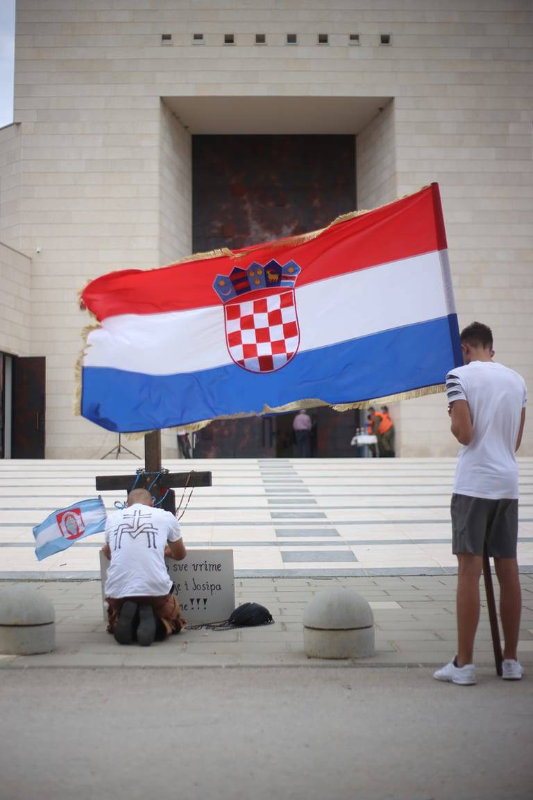 Iz Miljevaca pješačio u Knin, na leđima nosi veliki drveni križ