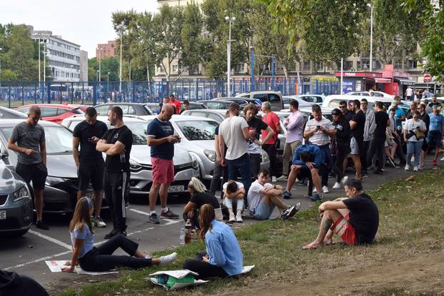 Zagreb: Stotine navijača satima strpljivo čekaju u redu kako bi nabavili ulaznice za utakmicu između Dinama i Chelseaja 