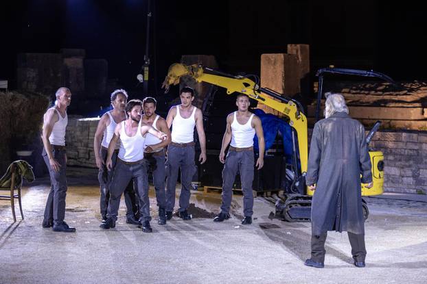 Pula: U Malom rimskom kazalištu odigrana je predstava "Antigona - 2000 godina kasnije"