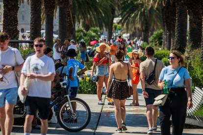 Danas i do 38°C! Turisti guštaju u Splitu. Ali uskoro stiže velika promjena i kraj toplinskog vala!