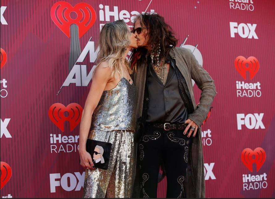 Steven Tyler (70) i Aimee (30) ljubakaju se kao napaljeni klinci