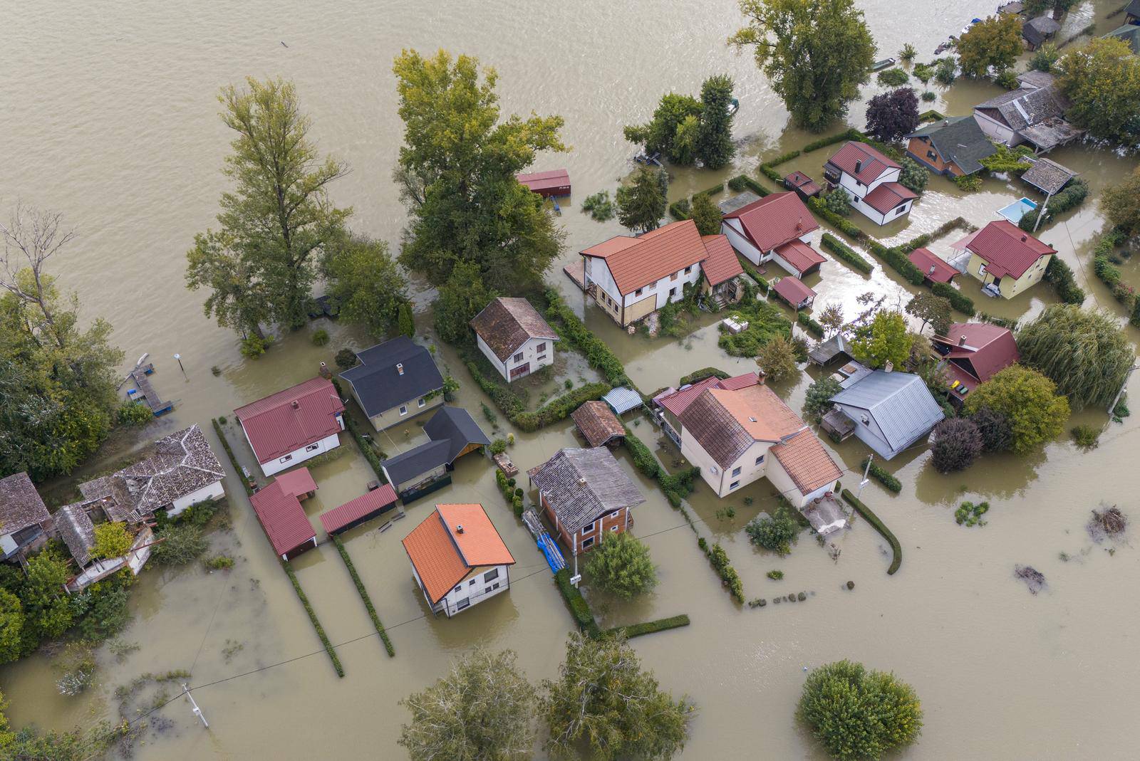 Pogled iz zraka na vikendaško naselje Zeleni otok koje je potpuno poplavljeno