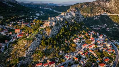 FOTO Ovakvu ju sigurno još niste vidjeli: Pogledajte kako tvrđava Klis izgleda iz zraka