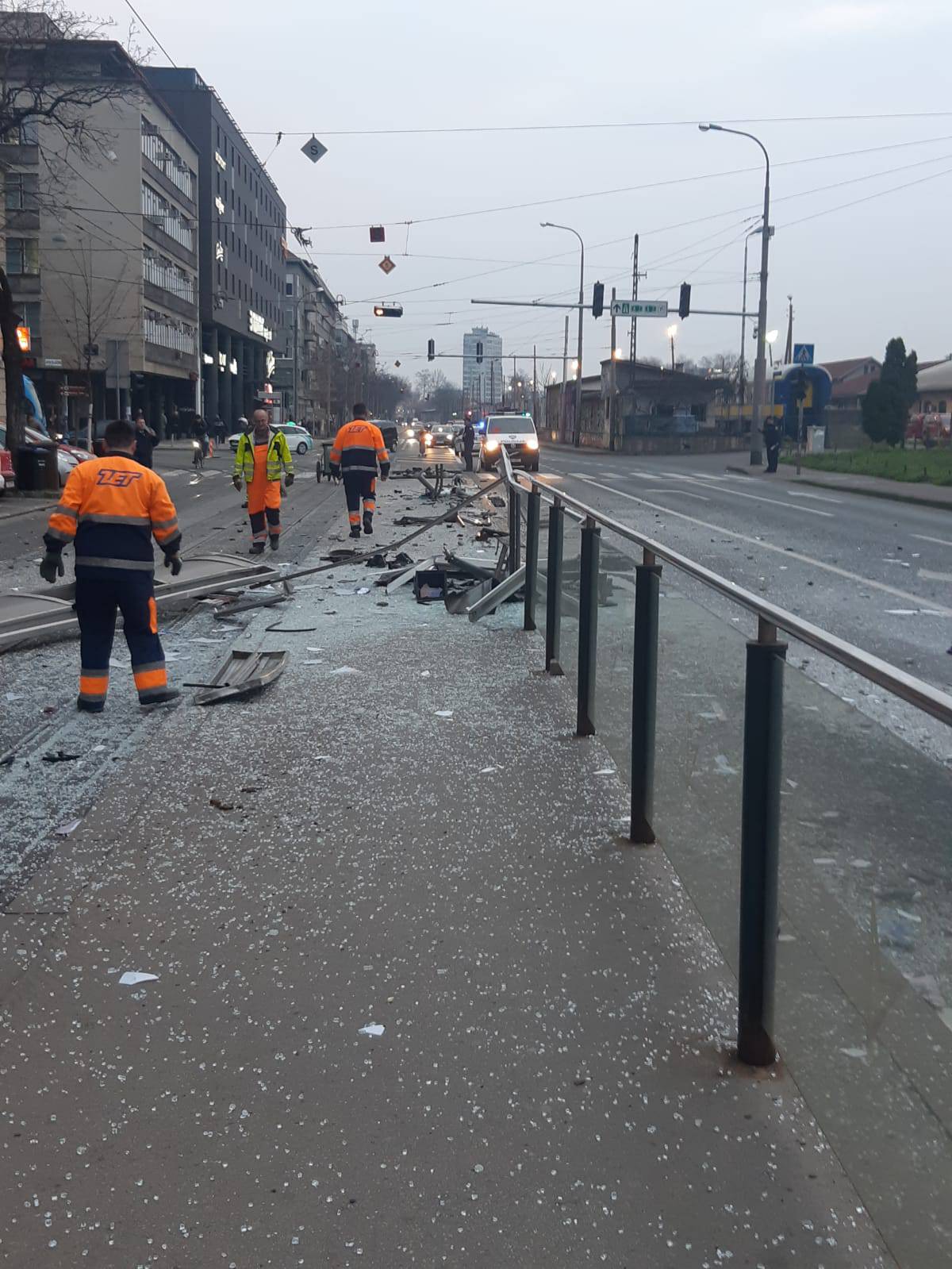 Krš i lom na stanici tramvaja u pet ujutro: 'Sve je puno stakla'