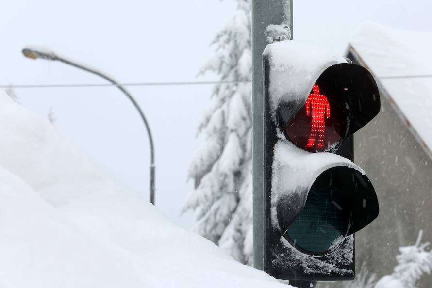 Zameteni u Delnicama: Nanosi snijega do balkona na 1. katu!