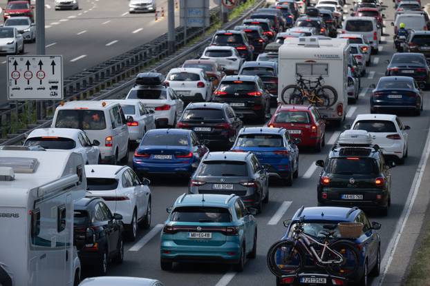 Zagreb: Pojačan promet u smjeru prema moru ispred NP Lučko