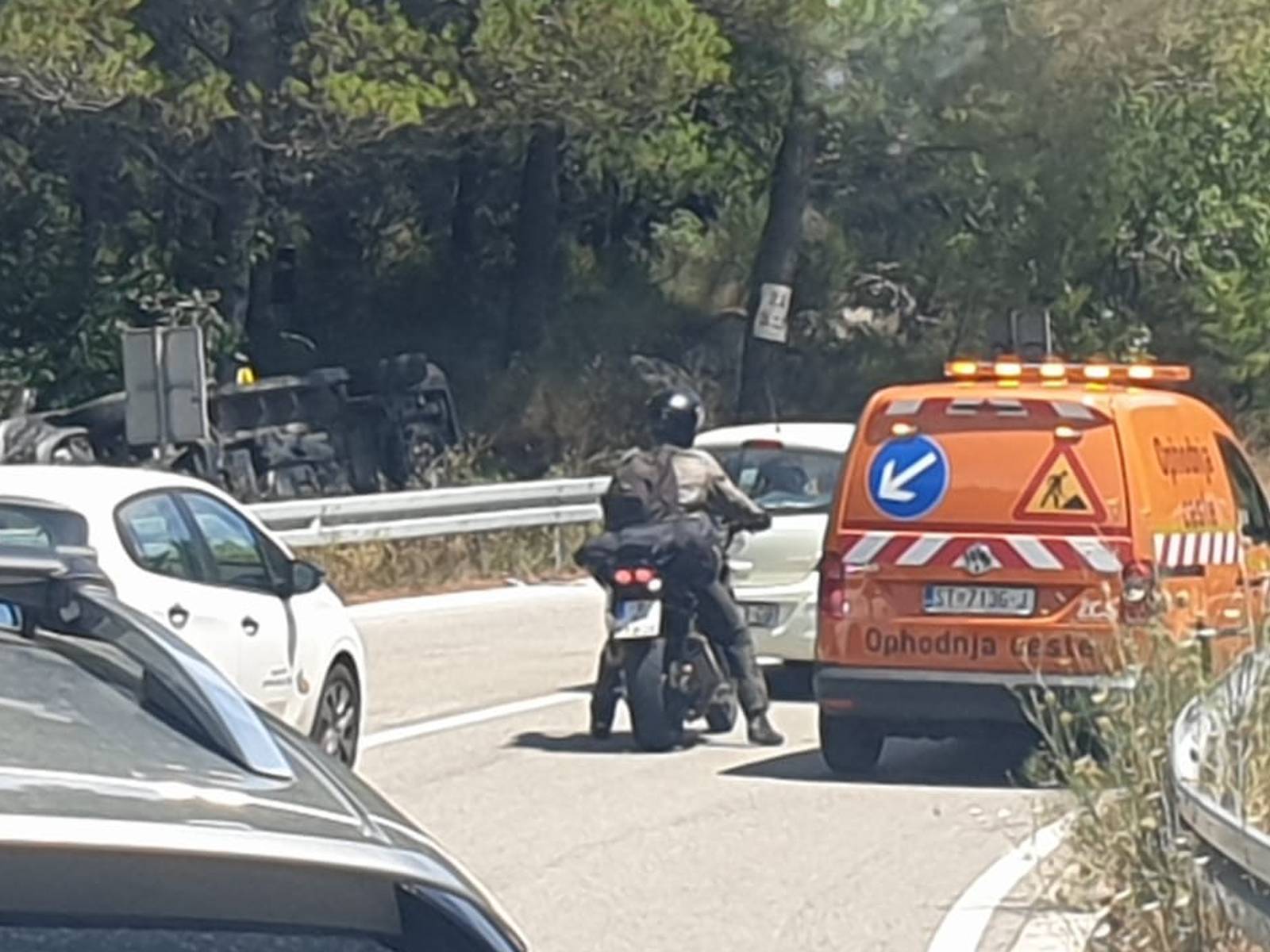 Auto završio na boku, a jednog muškarca su prevezli u bolnicu