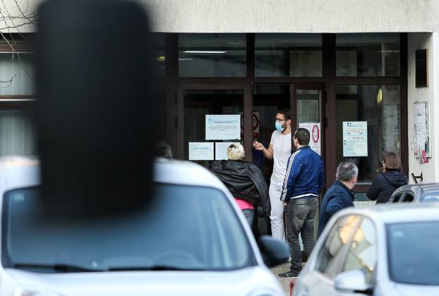 Zagreb: Pacijenti ispred Doma zdravlja čekaju medicinsko osoblje da ih prozove