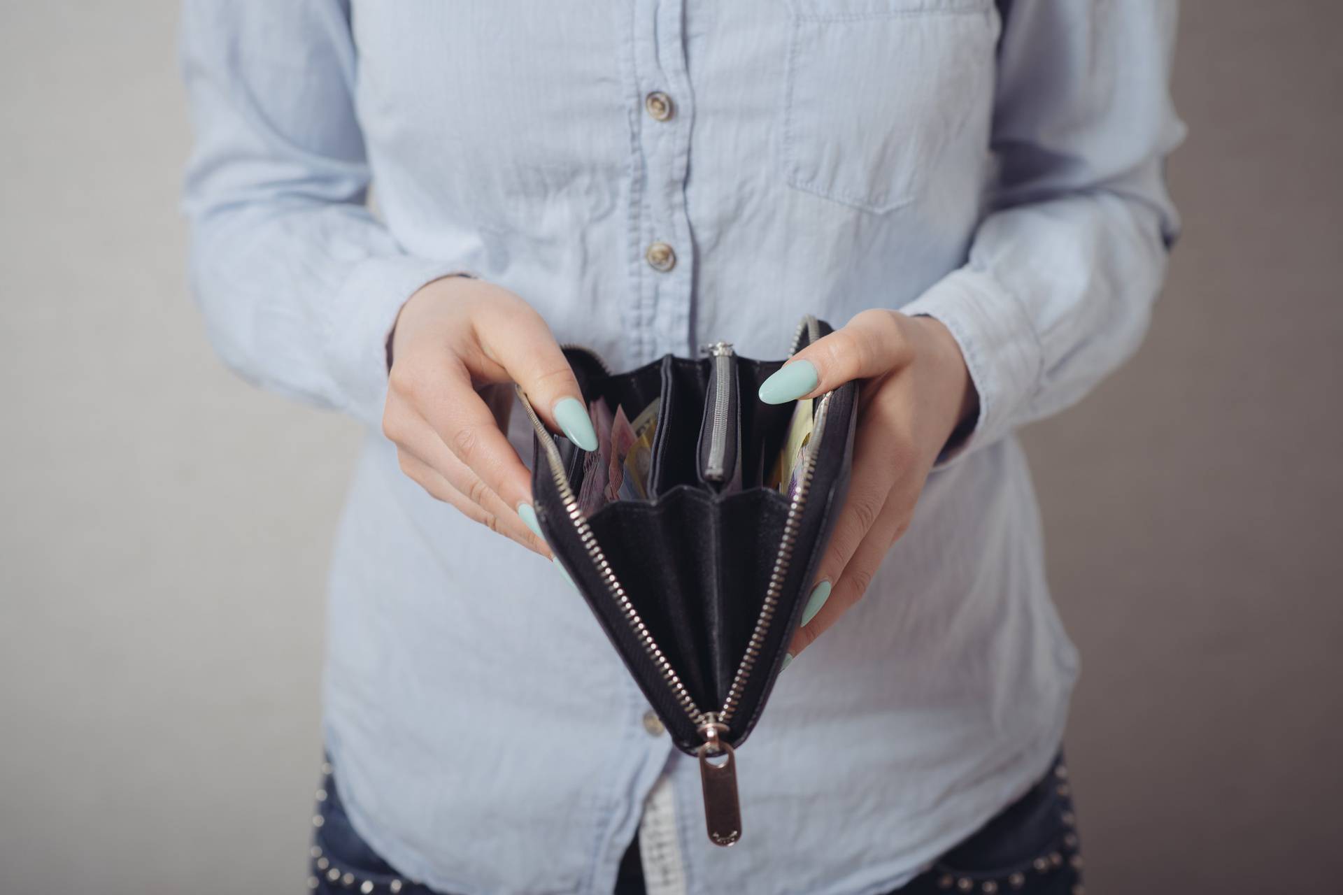 Close-up,Of,Women's,Purse,In,His,Hands.,On,A,Gray