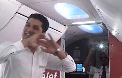 Piloti na nalog šefova plesali za putnike pa ih suspendirali