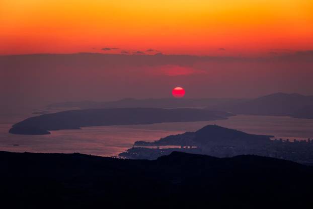 Mosor: Pogled sa Zvjezdanog Sela Mosor na zalaz sunca iznad Splita