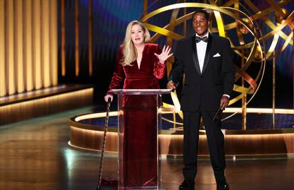 Dirljiv trenutak na Emmyjima: Svi pljeskali Christini Applegate, ona se rasplakala i zahvalila