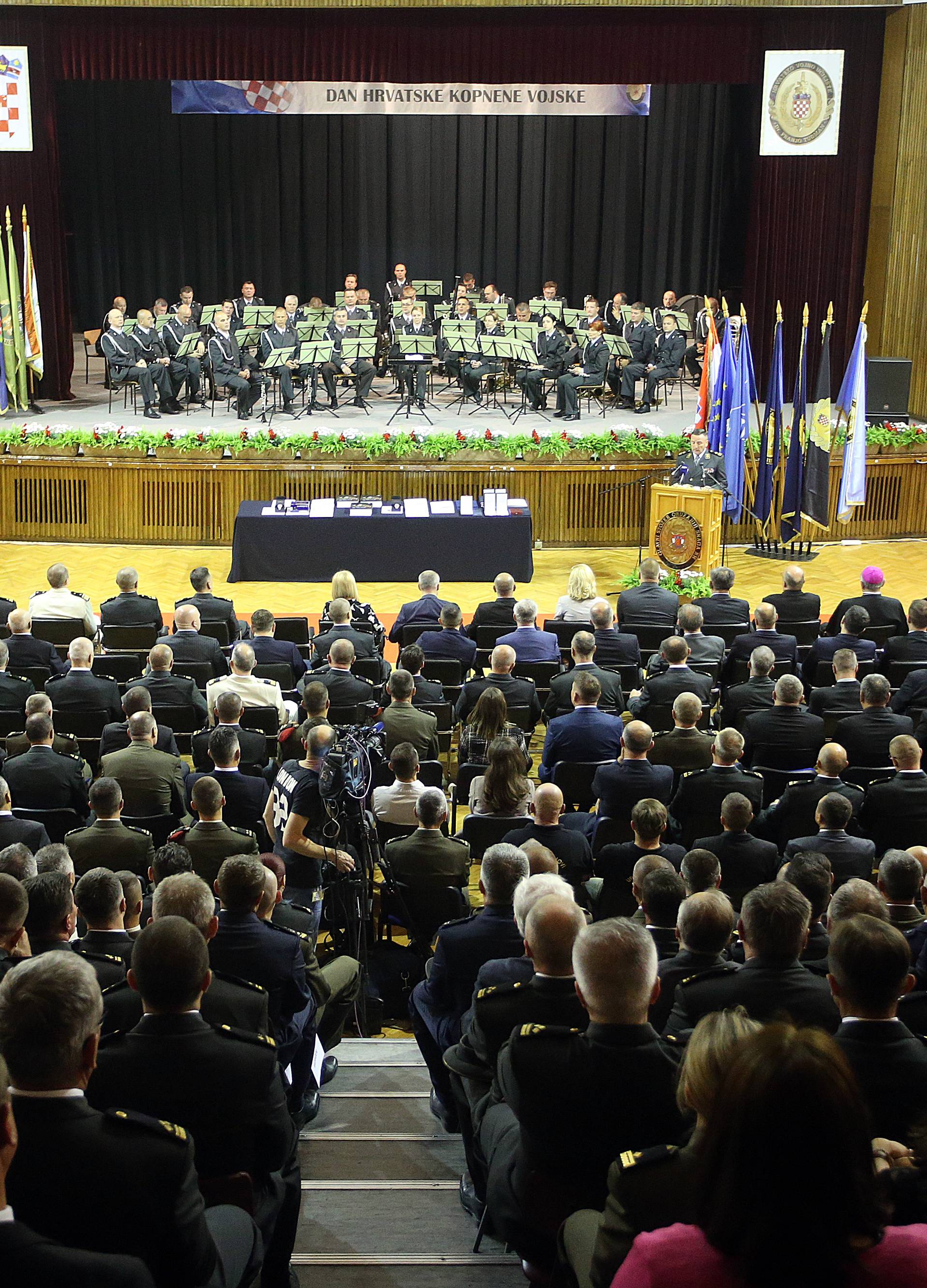 Na vojnom učilištu u Zagrebu odlikovani i promaknuti vojnici
