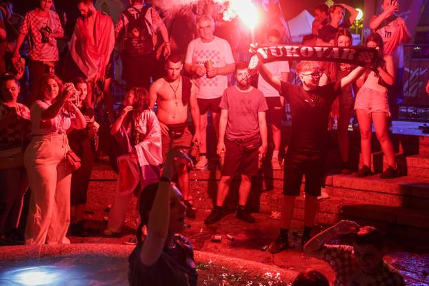 Zagreb: Slavlje navijača na trgu nakon pobjede Hrvatske