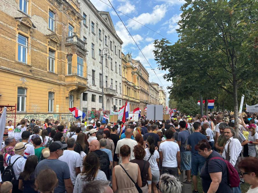 UŽIVO Deseci tisuća ljudi na Trgu: 'Nećete nas pretvoriti u europsko smetlište otpada!'