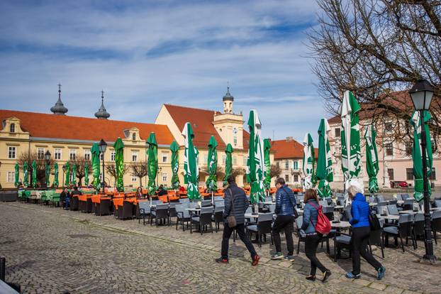 Na osječkim ulica osjetno manje ljudi zbog straha zaraze koronavirusom