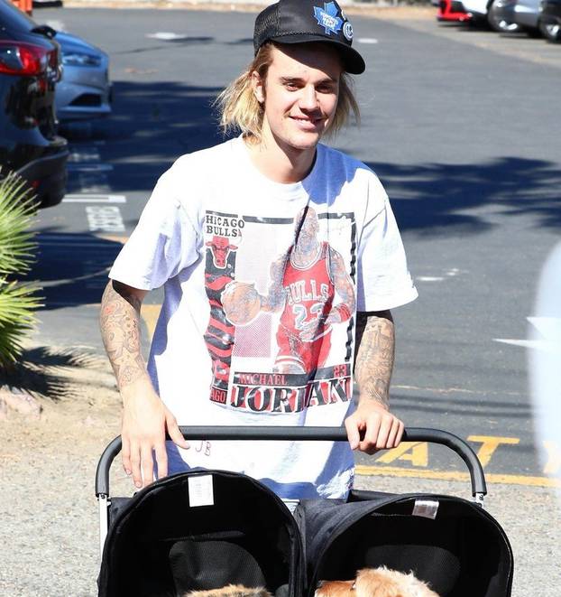 Justin Bieber stops for his fans after having lunch