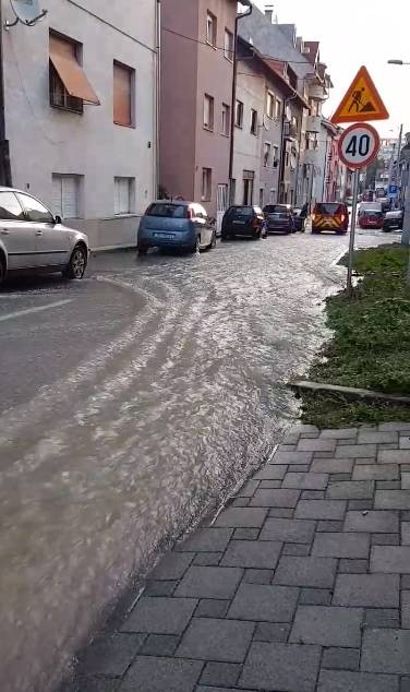 VIDEO Ovako je počela poplava na Trešnjevci: 'Čuo sam prasak, voda je šikljala 4 metra u zrak!'