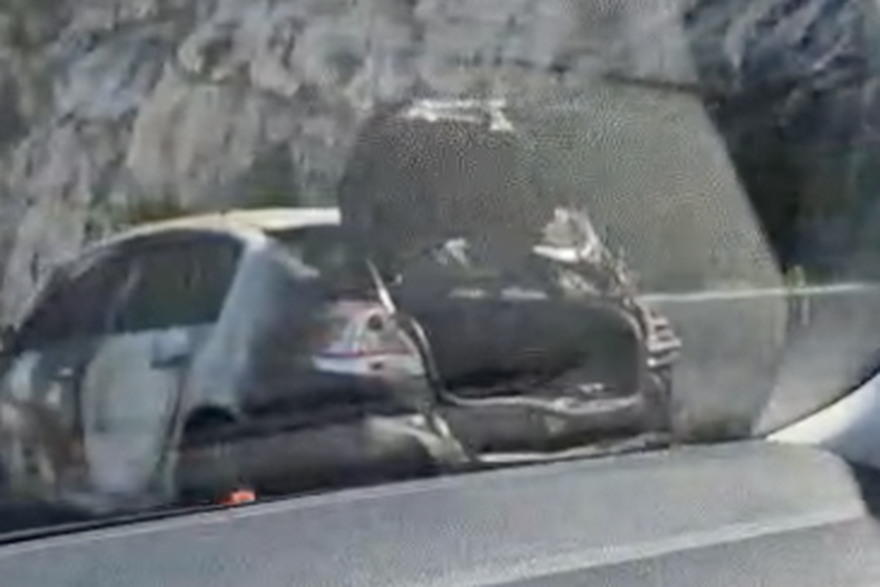 Po&zcaron;ar automobila na cesti Solin - Klis