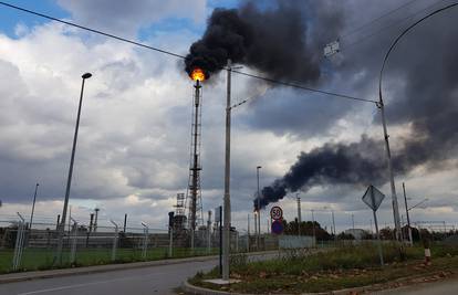 Nad Sisak se nadvio crni dim iz rafinerije: 'Baš predivan prizor'