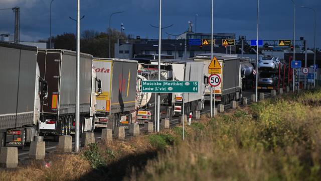 Polish truck drivers block main Polish Ukrainian border crossing