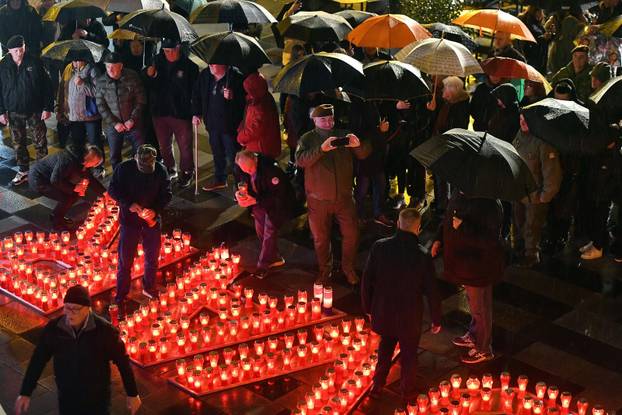 Varaždin: Riječju "Vukovar" ispisanim lampašima tradicionalno je obilježen Dan sjećanja na žrtve Domovinskog rata u Vukovaru i Škabrnji