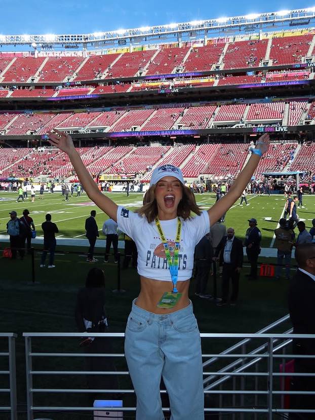 FOTO Fatalna brineta zapalila internet! U izazovnom izdanju otkrila je svoju 'malu tajnu'