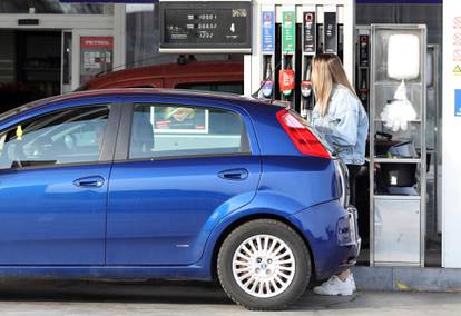 Šibenik: Zbog najavljenog poskupljenja goriva na crpkama se ponovno stvaraju velike gužve