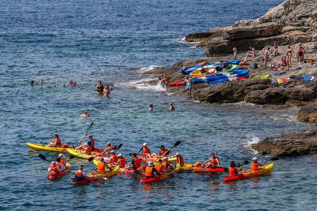 Pula: Golubove stijene zadnjih su godina postale vrlo popularno mjesto za kajakaše i skakače