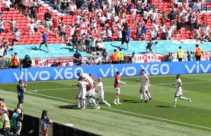 Užas na Wembleyju: Navijač pao s tribina i nije se micao!