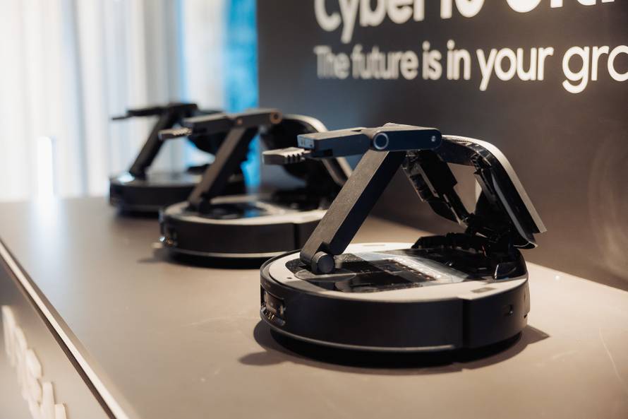 VIDEO Val kineskih robota iz Dreamea: Nose usisavače po kući, čiste prozore, bazene...