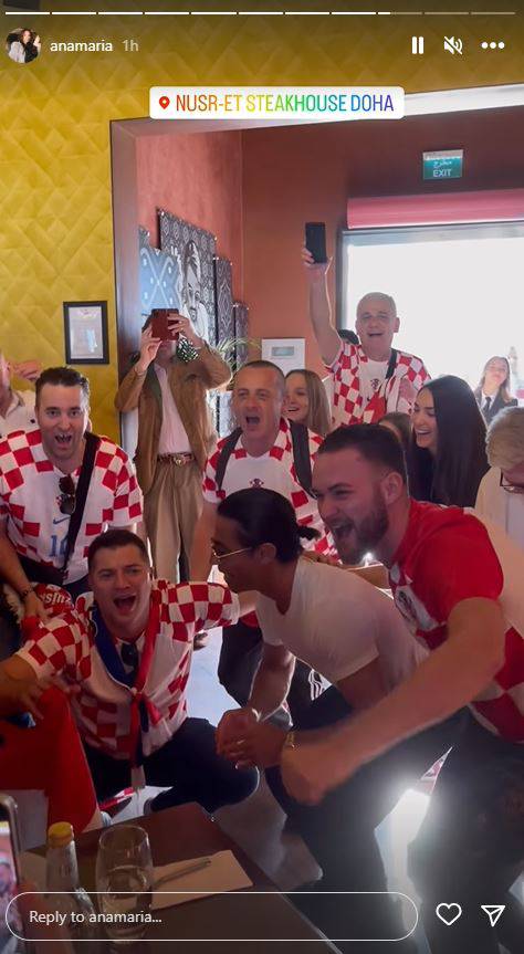 Chef Nusret u Katru je zapjevao s našim navijačima, zaogrnuli su ga hrvatskom zastavom