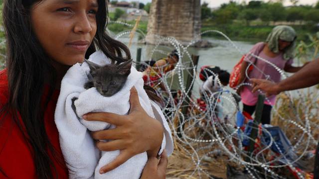 Migrants arrive in Eagle Pass