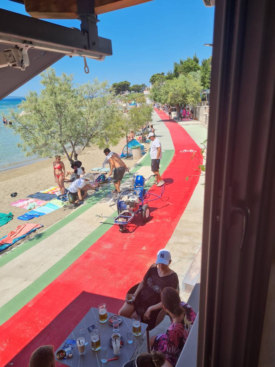 FOTO More, sunce i lak! Dragi turisti, dobrodošli: 'Oni farbaju, a djeca na plaži udišu taj otrov'