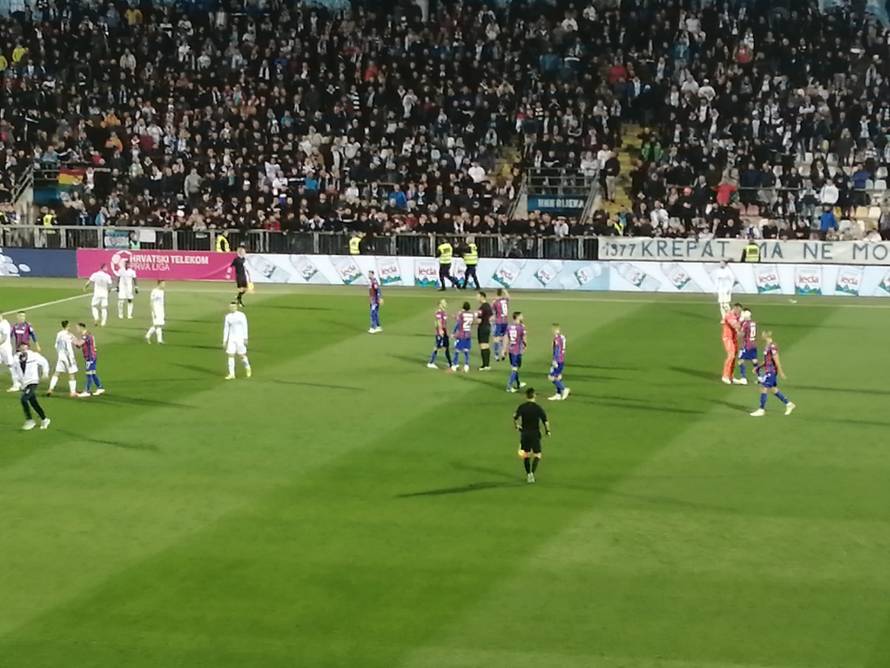 Kaos na Rujevici! Huligan Rijeke ušao na teren i napao Katića, Torcida bacala baklje na istok