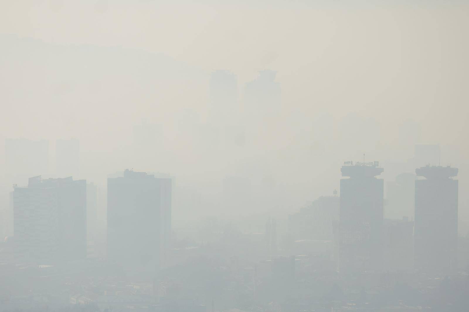 Sarajevo poptpuno prekriveno smogom i dalje pri vrhu ljestvice najzagađenijih glavnih gradova