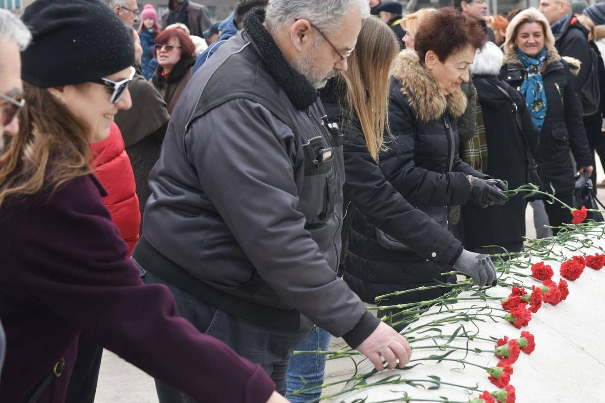Na Trgu žrtava fašizma ostavili karanfile za žrtve holokausta