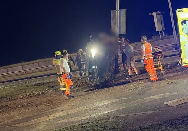 FOTO UŽASA Smrskani BMW na stupu, razbijeni Audi. Izvlačili ženu, muškarac visio s auta