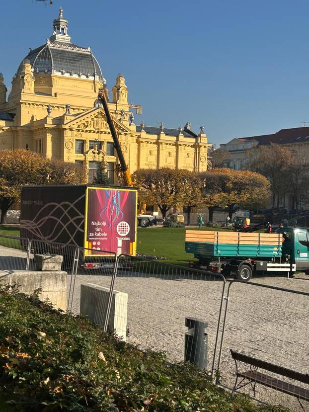 FOTO U Zagrebu se pripremaju za Advent: Slaže se klizalište...