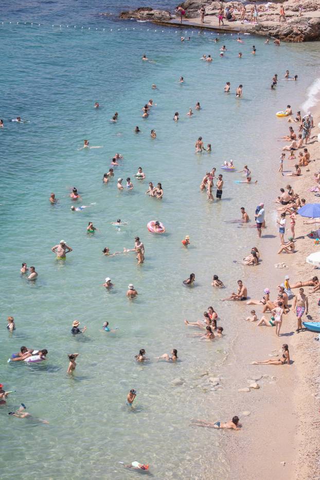 Popunjena plaža Banje u Dubrovniku
