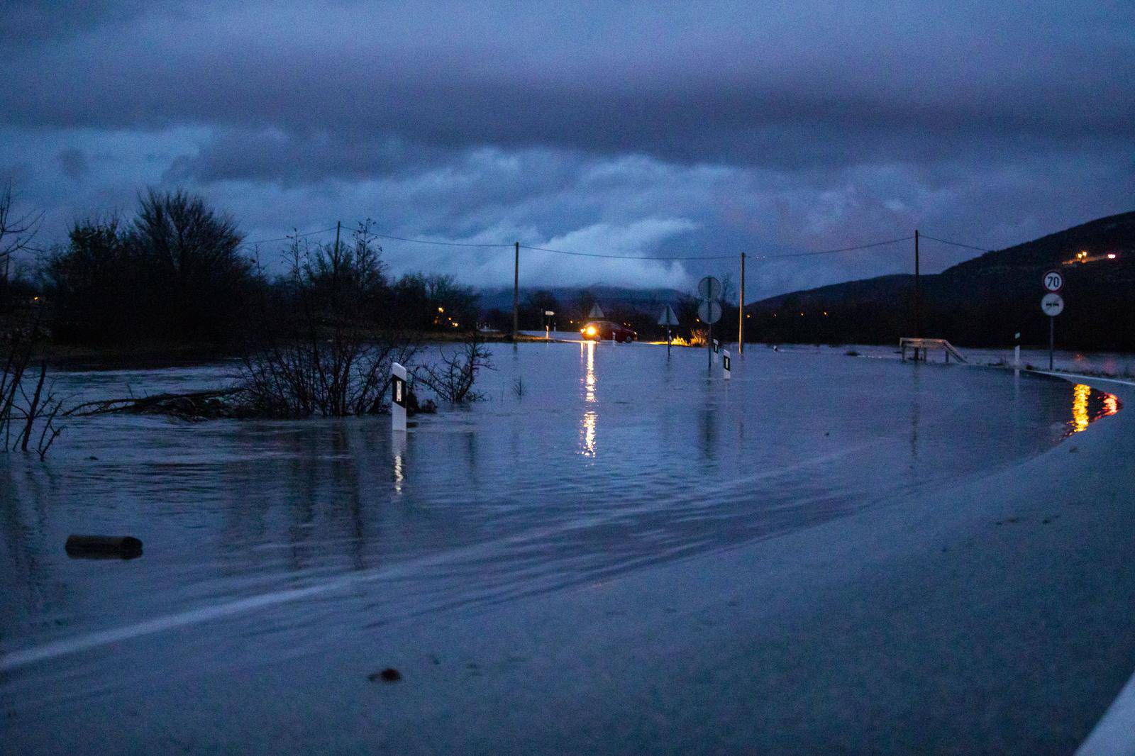 Poplavljena je cesta između Dicma i Biskog 