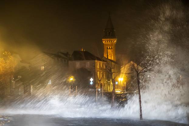 Kaštela: Ciklonalna plima poplavila rivu i okolne ulice