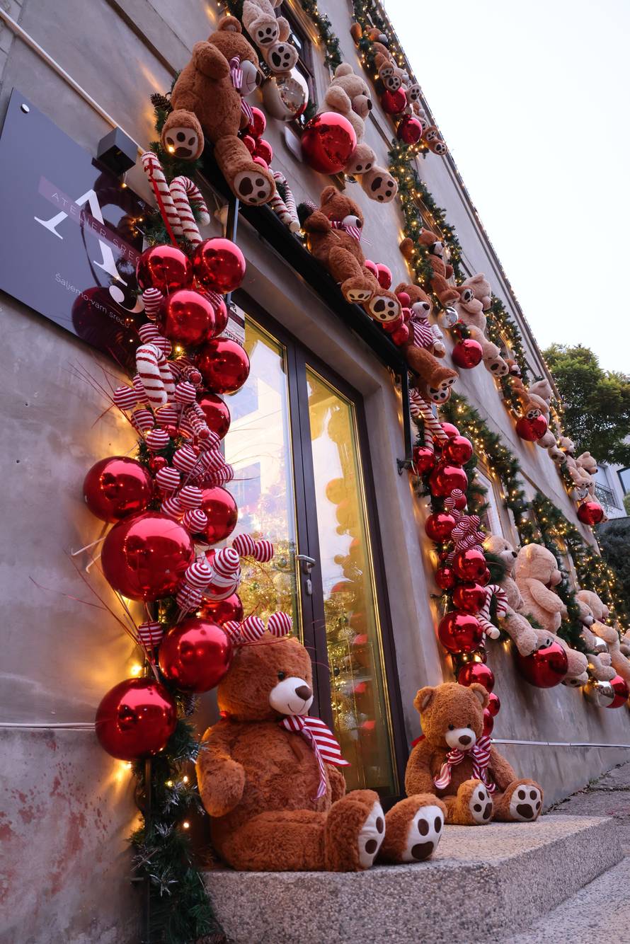 Poznata Hrvatica ukrasila 'pola ulice' plišanim medvjedićima