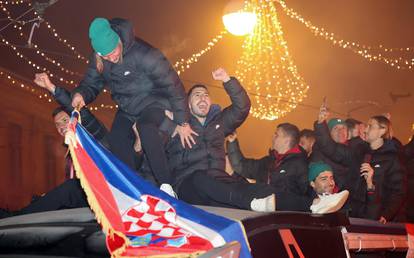 FOTO Vida se nakon Katra opet popeo na krov. Tad ga je Lovren držao dok je mahao zastavom