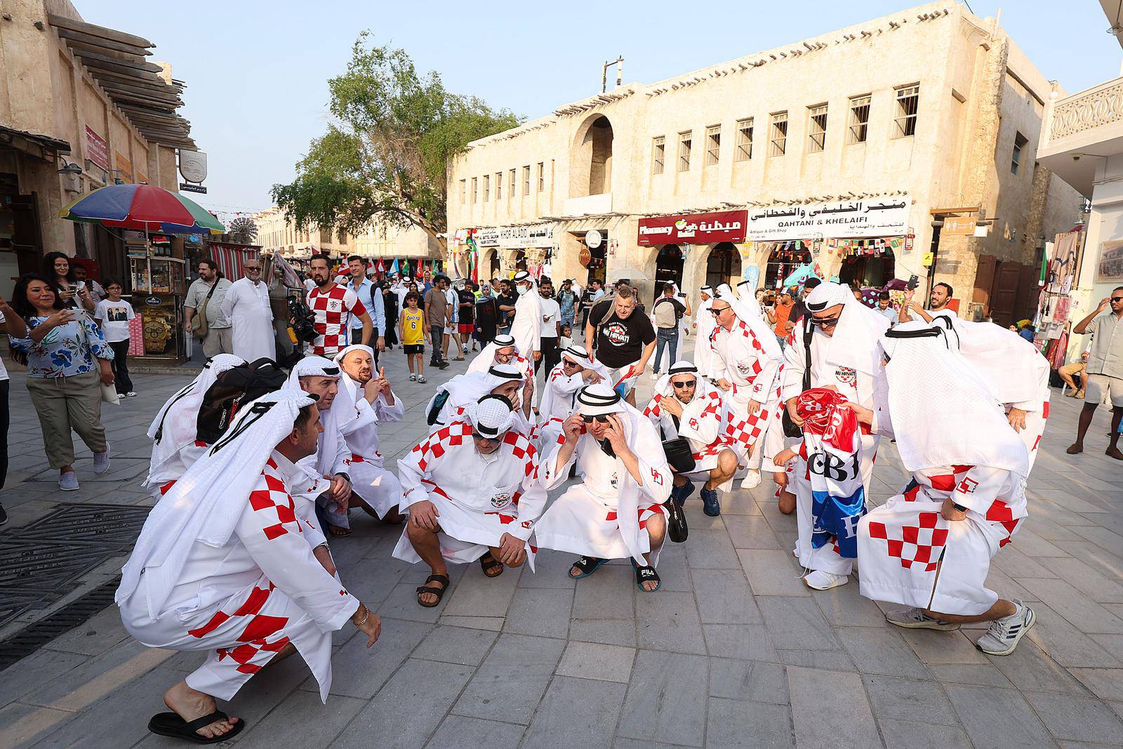 Hrvatski navijači u tradicionalnim katarskim narodnim nošnjama zabavljaju se u centru Dohe 