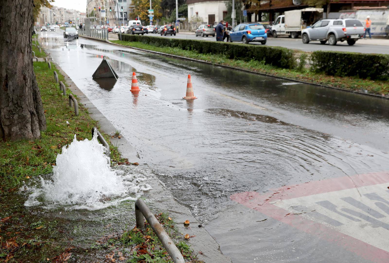 Zagreb: Zbog puknuća cijevi poplavljen dio Zvonimirove ulice